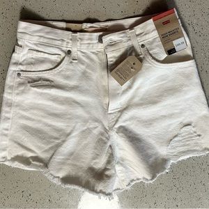 Short Levi’s size 28 new never used